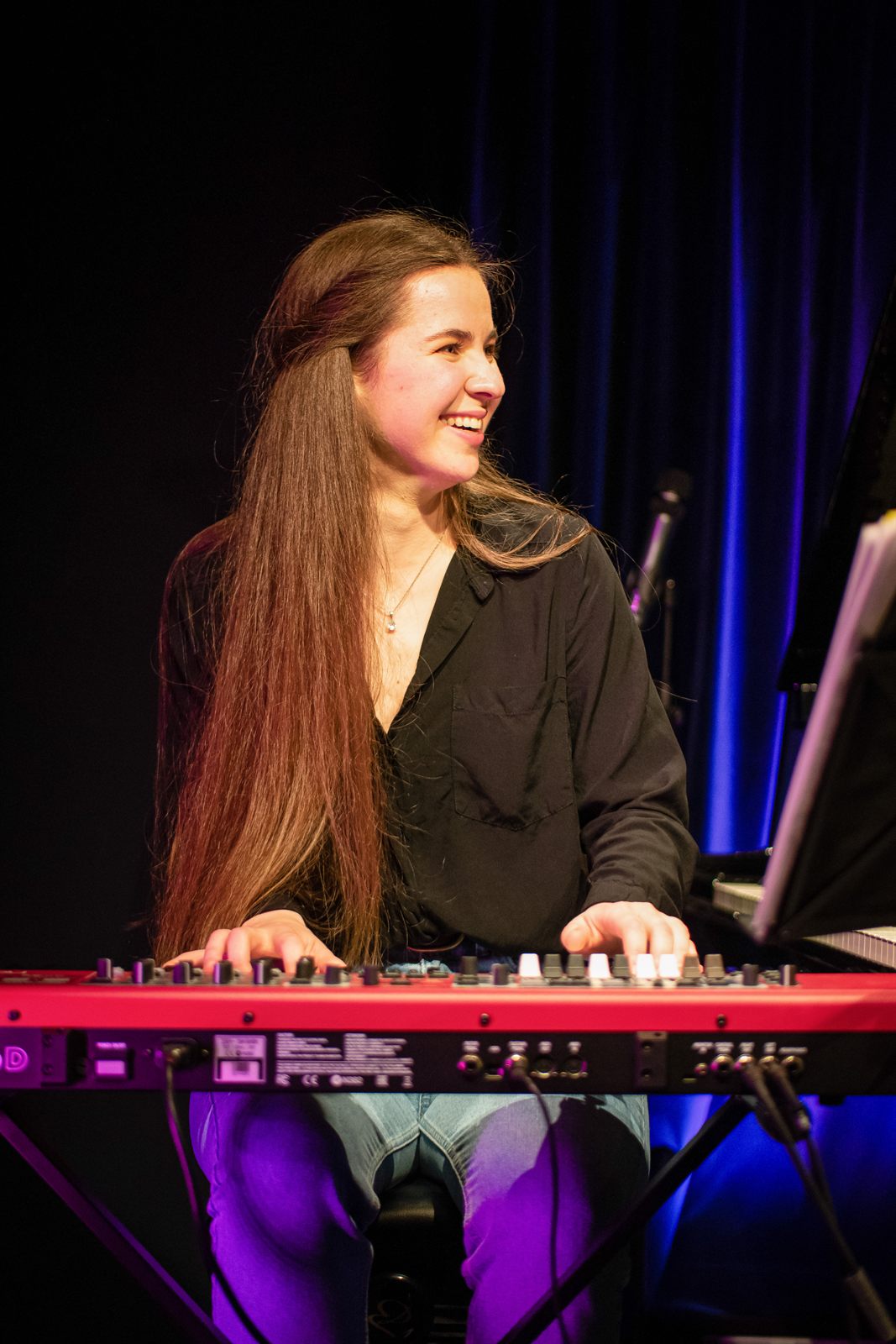 Nadiia Zhurba lächelnd am Keyboard auf der Bühne